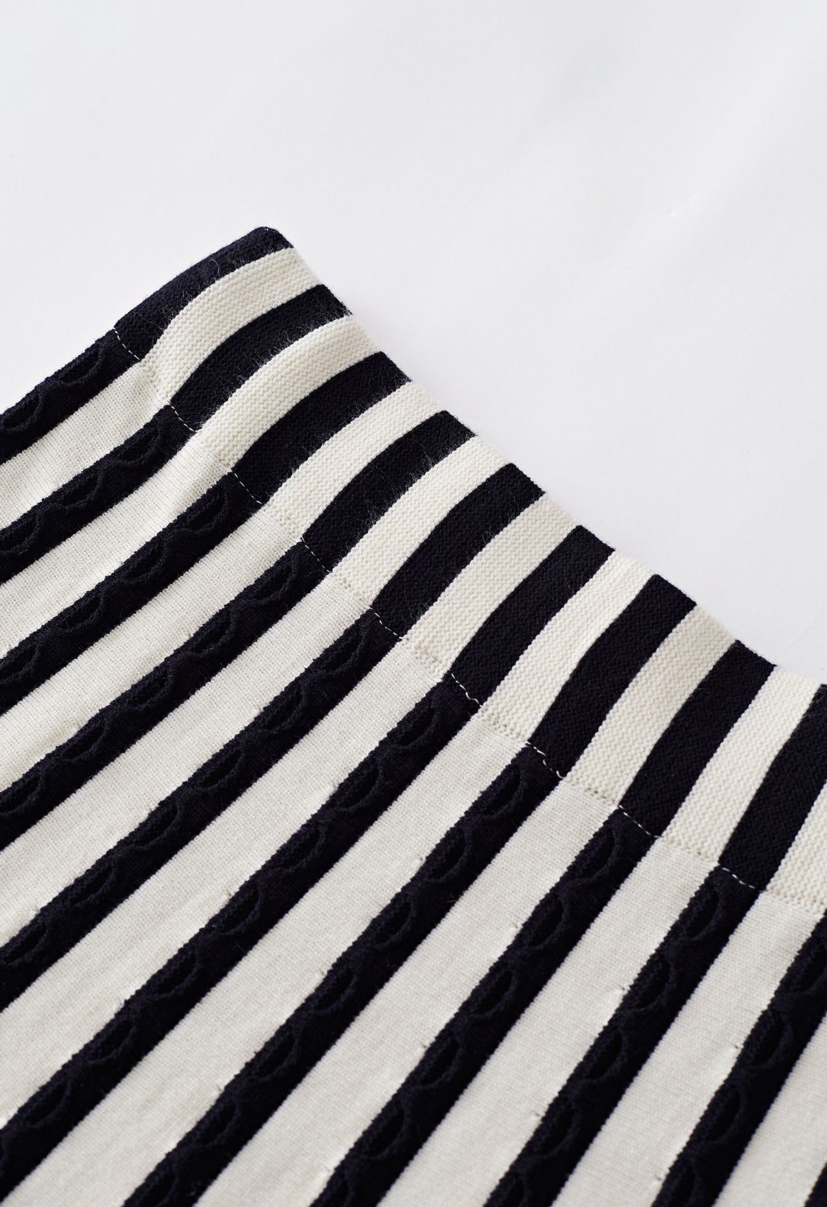 Saia de tricô textura ondulada listras zebra em marfim
