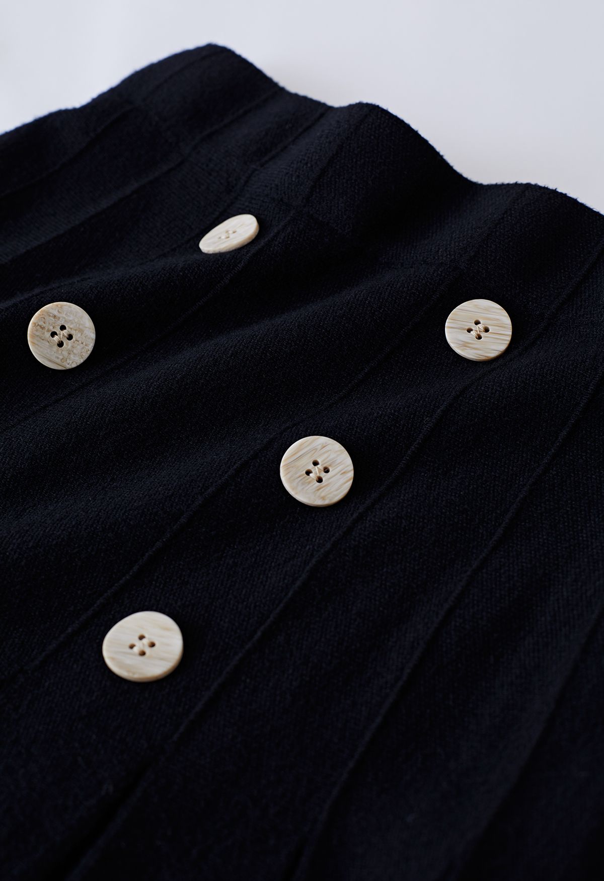 Saia Midi de malha plissada com botões em preto