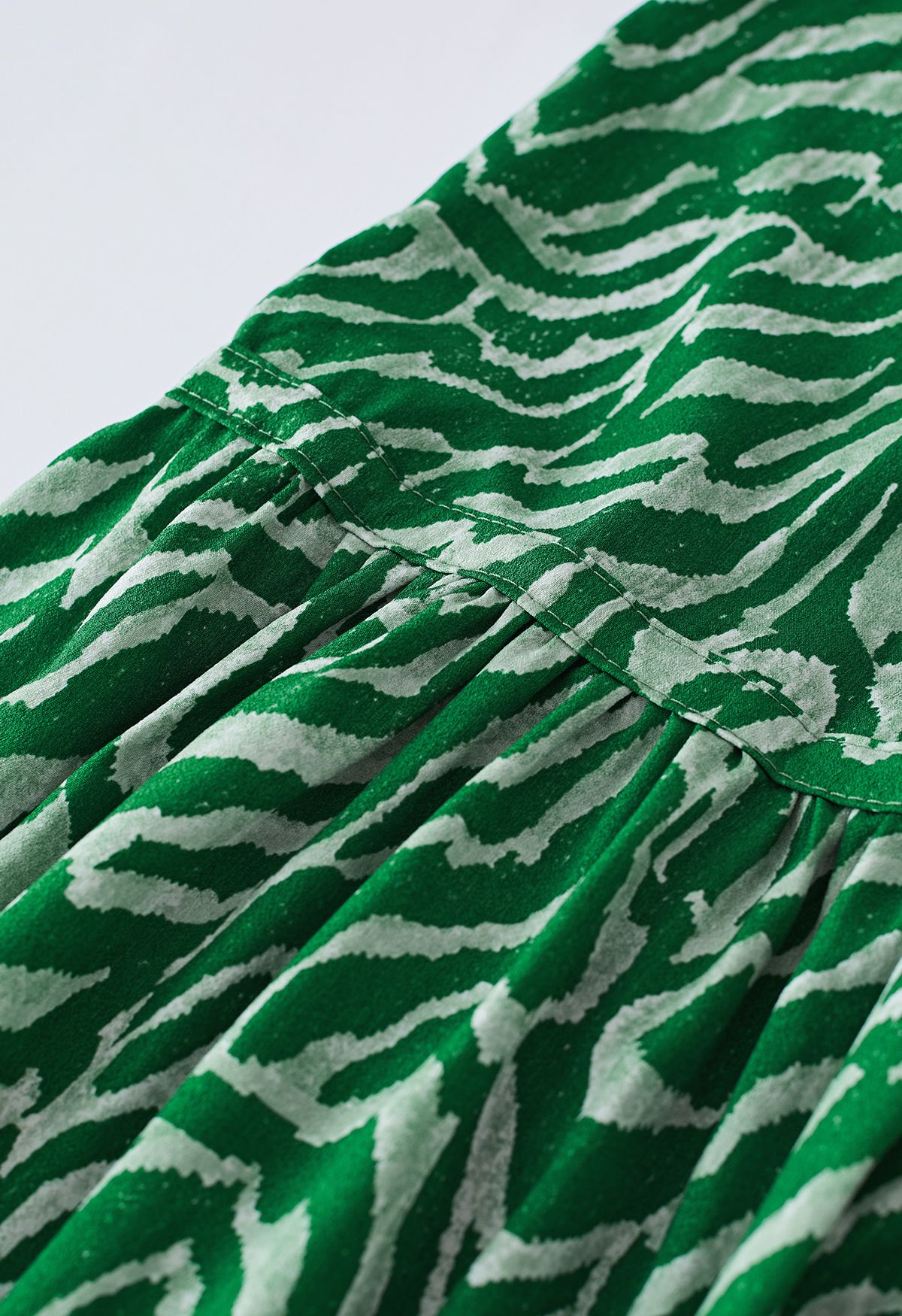 Vestido midi com decote em V e estampa de zebra em verde