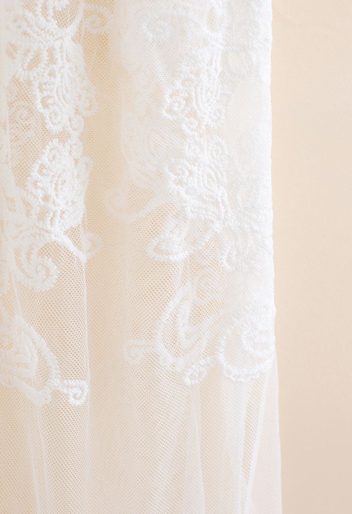 Quimono frontal bordado floral com amarração em branco