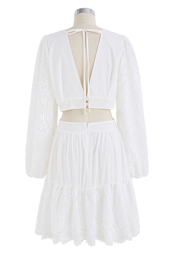Mini vestido de crochê manga bolha recorte cintura em branco