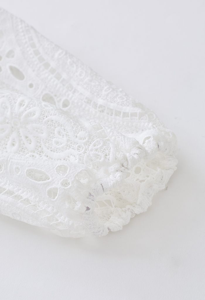 Mini vestido de crochê manga bolha recorte cintura em branco
