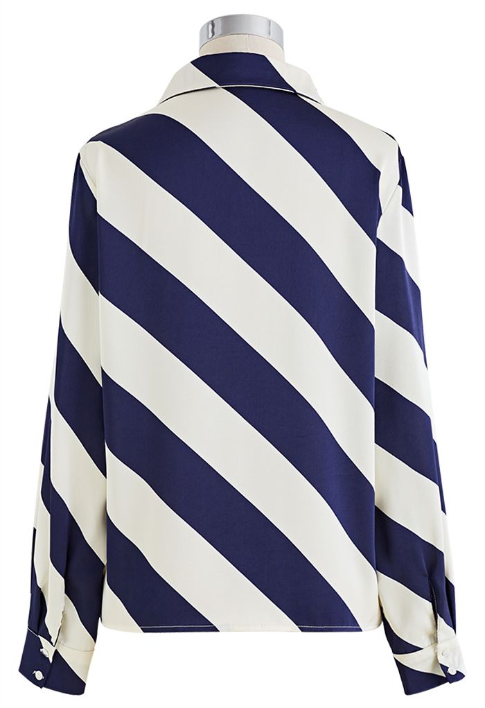 Camisa de cetim com decote em V e listra diagonal em azul marinho