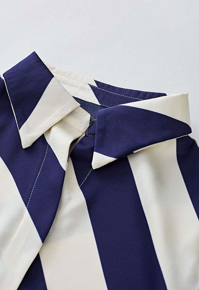 Camisa de cetim com decote em V e listra diagonal em azul marinho