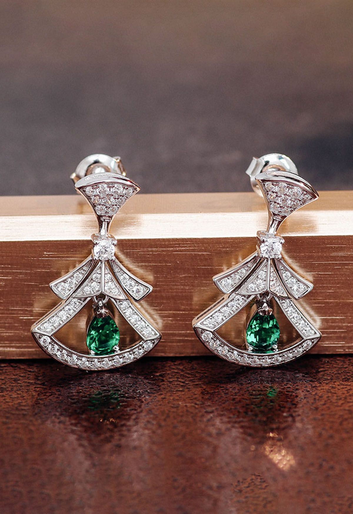 Brincos de gema de esmeralda em formato de leque oco