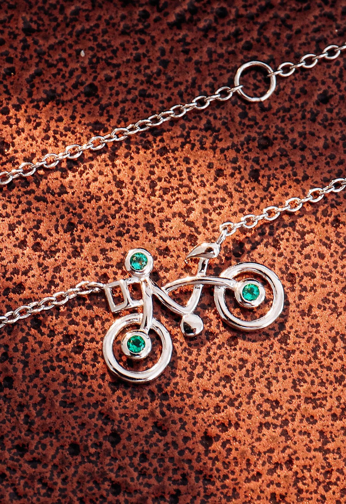 Colar de pedra esmeralda em formato de bicicleta