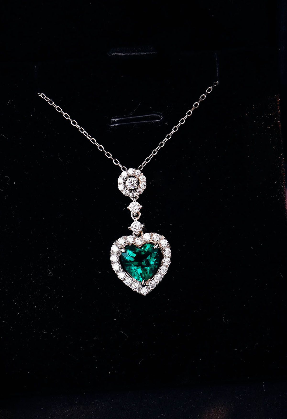 Colar de gema esmeralda em formato de coração