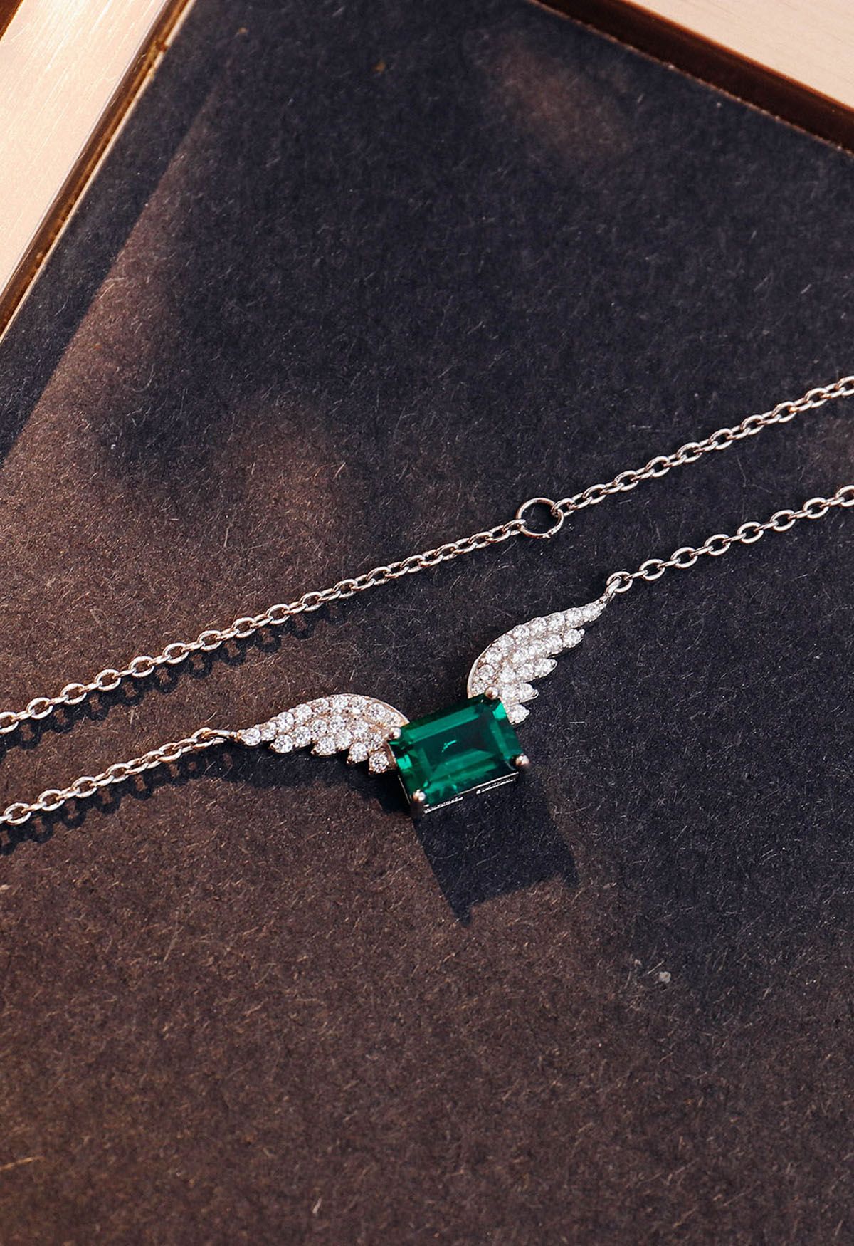 Colar de joias de esmeralda com decoração de asas