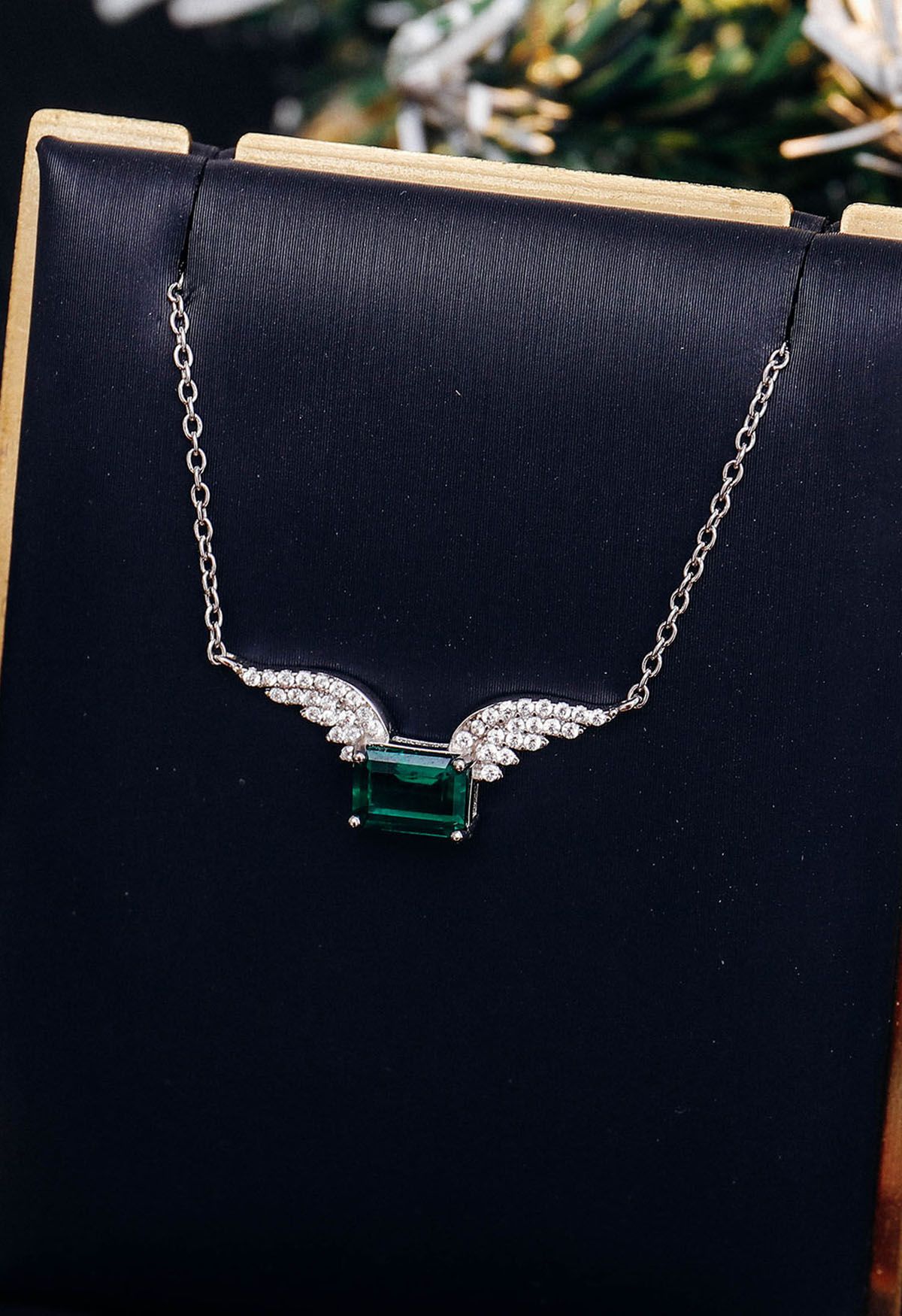 Colar de joias de esmeralda com decoração de asas
