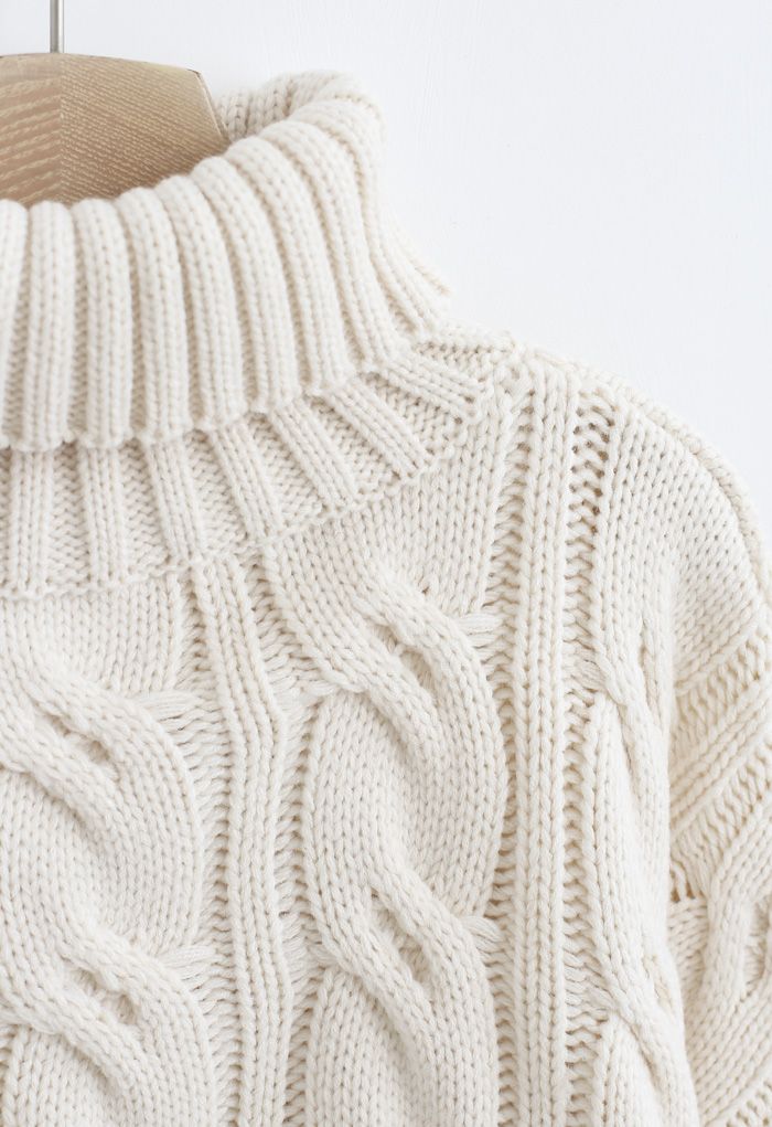 Suéter de tricô trançado gola alta em areia