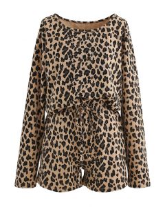 Conjunto de blusa manga longa com estampa de leopardo e short com cordão