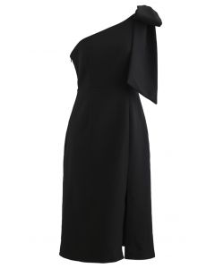 Vestido com alça de laço e fenda oblíqua em preto