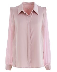 Camisa de cetim decote em V com colar de coração em rosa