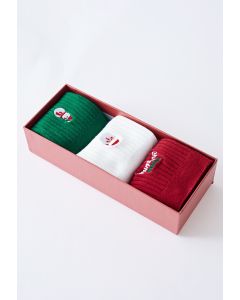 Caixa de presente com meias de papai noel bordadas