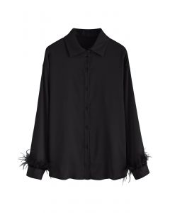Camisa de cetim com acabamento de penas em preto