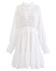 Vestido floral bordado com ilhós e babados em branco