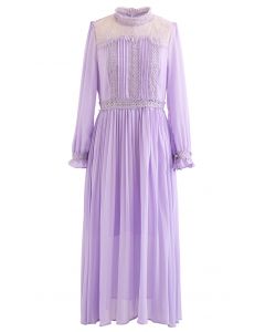 Vestido de chiffon plissado com acabamento de renda e gola alta em lilás
