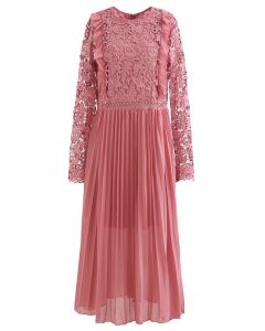 Vestido midi plissado plissado de chiffon floral de crochê em rosa