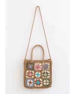 Bolsa de palha trançada com flores coloridas