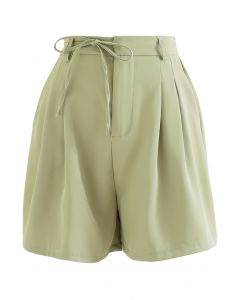 Shorts de bolso com cordão de amarrar na lateral em verde ervilha