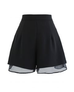 Shorts drapeado com forro de organza em camadas em preto