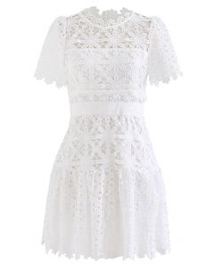 Mini vestido de crochê floral sofisticado em branco