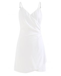 Vestido cami assimétrico com busto envolto em branco
