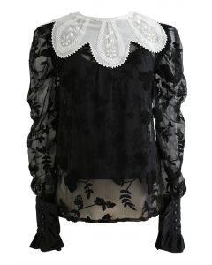 Camisa com gola floral e babados bordados em preto