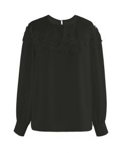 Camisa de cetim floral de crochê emendada em preto