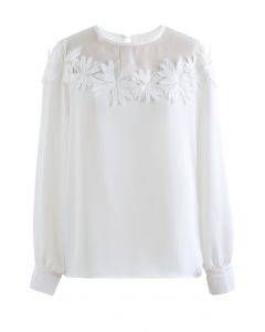 Camisa de cetim floral de crochê emendado em branco