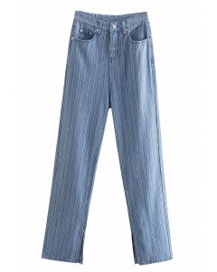 Calça jeans reta com fenda lateral listrada em azul claro