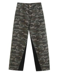 Calça jeans de perna larga emendada com estampa de camuflagem