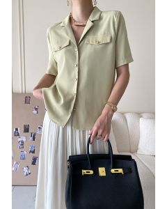 Camisa manga curta com botão dourado em pistache