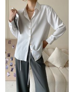 Camisa de cetim com botões em branco