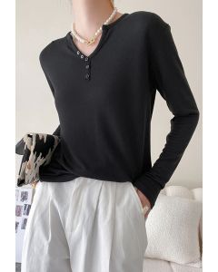 Blusa de malha com decote em V abotoada e manga longa em preto