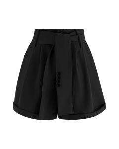 Shorts com cinto abotoado e bainha abotoada em preto