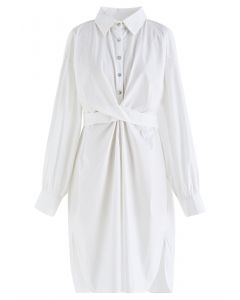 Vestido de camisa abotoado na cintura torcido em branco