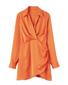 Vestido de camisa de cetim com decote em V franzido na frente em laranja