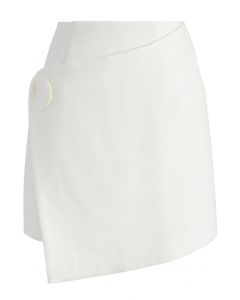 Uma saia de aba com acabamento chique em branco