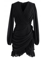Mini vestido de chiffon com decote em V e bainha em preto
